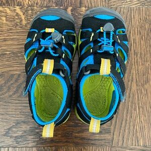 KEEN Kids Seacamp 2 CNX Closed Toe Sandals (Black/Brilliant Blue)